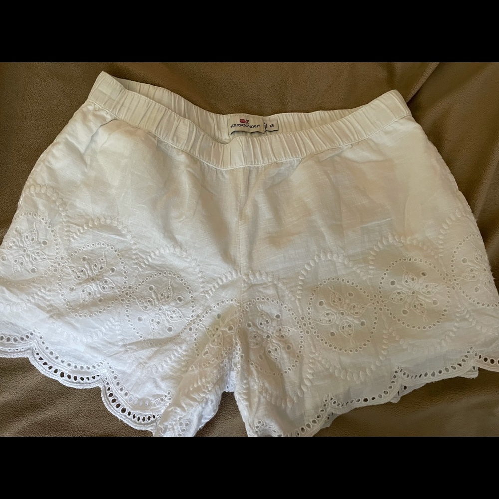 Vineyard Vines adorable white shorts 🐳